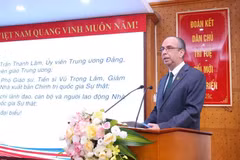 El embajador de Cuba en Vietnam, Rogelio Polanco Fuentes, interviene en el evento. (Foto: VNA)
