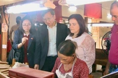 El embajador Le Quang Long aprende sobre el meticuloso proceso de enrollar tabaco a mano (Fuente: VNA)