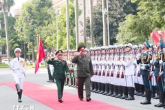El general vietnamita Nguyen Tan Cuong y el mayor general Muraveiko Pavel Nikolaevich pasan revista a la Guardia de Honor del Ejército Popular de Vietnam en la ceremonia de bienvenida. (Foto: VNA)