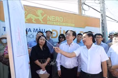 La delegación de la Comisión de Propaganda y Movilización de Masas del Comité Central del Partido Comunista de Vietnam inspecciona la zona de reasentamiento de los residentes afectados por el proyecto de la Central Nuclear Ninh Thuan 1 (Foto: VNA)