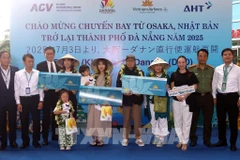 Primeros viajeros procedentes de Osaka tras la reanudación de la ruta directa entre esta urbe japonesa y la ciudad vietnamita de Da Nang (Fuente: VNA) 