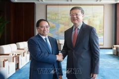 El primer ministro de Vietnam, Pham Minh Chinh (izquierda) y Chen Jining, secretario de su Comité partidista en Shanghái (Fuente: VNA)