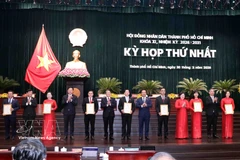 El vicepresidente de la Asamblea Nacional, Nguyen Duc Hai (sexto desde la izquierda), con líderes de Ciudad Ho Chi Minh, presenta la Decisión que reconoce a los delegados al Consejo Popular municipal. Foto: VNA