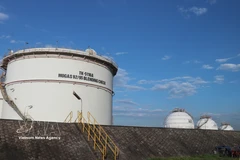 La refinería de Dung Quat opera al 120% de su capacidad, lo que aumenta el suministro al mercado interno. Foto: VNA.