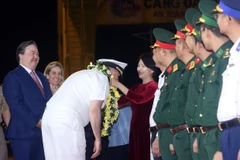 En la ofrenda floral para felicitar a los oficiales y marineros del buque de la Armada de los EE. UU.. Foto: VNA