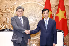 El miembro del Buró Político, jefe de la Comisión de Organización del Comité Central y presidente del Grupo Parlamentario de Amistad Vietnam–Japón, Nguyen Duy Ngoc, recibió hoy a Hagiuda Koichi, secretario general en funciones del Partido Liberal Democrático de Japón (Fuente: VNA)