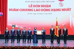 El primer ministro Pham Minh Chinh entrega la Medalla Laboral de primera clase al Banco Estatal de Vietnam. Foto: VNA