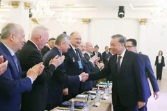 El secretario general del Partido Comunista de Vietnam, To Lam, se reúne con los intelectuales y expertos rusos que apoyaron a la nación indochina (Fuente: VNA)