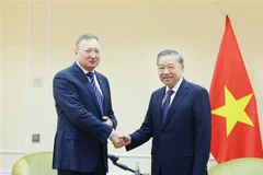 El secretario general del Partido Comunista de Vietnam, To Lam (derecha) y Sergei Ivanovich Kudryashov, director general de Zarubezhneft (Fuente: VNA)