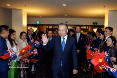 Funcionarios y personal de la Embajada y de la comunidad vietnamita en Australia dan la bienvenida al secretario general del Partido Comunista y presidente de Vietnam, To Lam. Foto: VNA