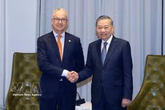 el secretario general del Partido Comunista de Vietnam y presidente de la República, To Lam, recibe a Nicholas Moore, enviado especial del Gobierno australiano para el Sudeste Asiático (Fuente: VNA)