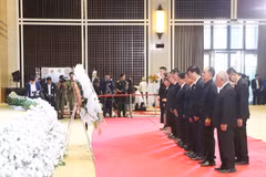La Asociación General del Pueblo Vietnamita en Laos y la Asociación del Pueblo Vietnamita en Vientiane depositan ofrendas florales y guardaron un minuto de silencio en memoria del difunto Presidente de la Asamblea Nacional de Laos, Saysomphone Phomvihane. Foto: VNA