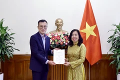La viceministra Le Thi Thu Hang, entrega el permiso de establecimiento de la Oficina Permanente en Vietnam al periódico surcoreano de Financial News (Fuente: VNA)