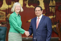 El primer ministro Pham Minh Chinh recibe a la flamante embajadora de Australia en Vietnam, Gillian Bird (Fuente: VNA)