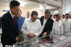 El embajador de Vietnam en Cuba, Le Quang Long (tercero desde la izquierda), y el canciller cubano Bruno Rodríguez (segundo desde la izquierda) visitan el espacio fotográfico sobre las relaciones entre Vietnam y Cuba. (Foto: Viet Hung/VNA)