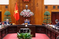 El primer ministro de Vietnam, Pham Minh Chinh, preside una reunión con los Ministerios de Defensa y de Seguridad Pública sobre la reestructuración del aparato de las dos carteras (Fuente: VNA)