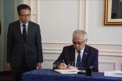 Bair Zhamsuyev, vicepresidente del Comité de Asuntos Exteriores del Consejo de la Federación de la Asamblea Federal de Rusia, escribe en el libro de condolencias durante la ceremonia celebrada por la Embajada de Vietnam en Rusia. (Foto: VNA)