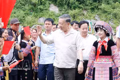 El secretario general del Partido Comunista de Vietnam y presidente del país, To Lam, junto con una delegación, asiste a la celebración del Día de todo el pueblo para la protección de la seguridad nacional en la aldea de Long Luong (Fuente: VNA)