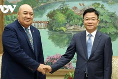 El viceprimer ministro vietnamita Le Thanh Long recibe a Saia Ma’u Piukala, director de la Región del Pacífico Occidental de la OMS (Fuente: VNA)