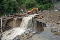 Las inundaciones provocaron deslizamientos de tierra en un tramo de la Carretera Nacional 32 en la comuna de Tu Le, provincia de Lao Cai. Foto: VNA