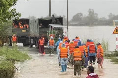 Las fuerzas competentes de Vietnam están concentrando todos los recursos para ayudar a la población del Centro y la Altiplanicie Occidental del país a superar las consecuencias de las históricas inundaciones (Fuente: VNA)