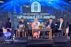 Los ponentes debaten sobre la IA en el periodismo durante la XXI Asamblea General de la Federación de Periodistas de la ASEAN. Foto: VNA