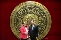 El vicepresidente de la Asamblea Nacional de Vietnam, Tran Quang Phuong, recibe a la presidenta de la USCC, Reva Price (Fuente: VNA)