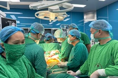 Médicos realizan un trasplante de pulmón a un paciente. (Foto: Vietnam+)