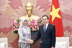 El presidente de la Asamblea Nacional (Parlamento) de Vietnam, Tran Thanh Man, recibe a la secretaria general de la Asamblea Interparlamentaria de la ASEAN (AIPA), Siti Rozaimeriyanty Dato Haji Abdul Rahman (Fuente: VNA)