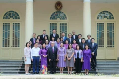 Delegados de la Fundación del Premio Princesa Maha Chakri posan una foto en la embajada de Tailandia en Hanoi (Fuente: VNA)
