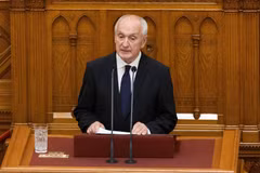 András Baka pronuncia un discurso ante el Parlamento húngaro en Budapest tras ser elegido presidente, el 11 de agosto de 2026. (Foto: Xinhua/VNA)
