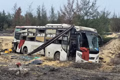 El autobús de pasajeros resultó gravemente dañado tras el accidente. (Foto: VNA)