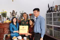Una delegación encabezada por la presidenta del Comité Central del Frente de la Patria de Vietnam, Bui Thi Minh Hoai, visita a Madres Heroínas y familias beneficiarias de políticas sociales en la provincia norteña de Ninh Binh (Fuente: VNA)