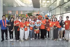 La selección de fútbol sub-17 de Vietnam regresó al país entre el cálido recibimiento de los aficionados, tras conquistar de manera destacada el Campeonato de Fútbol Sub-17 de la ASEAN 2026 (Fuente: VNA)