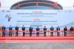El primer ministro Pham Minh Chinh y su delegación cortaron la cinta para inaugurar el Centro Espacial de Vietnam en el Parque Tecnológico de Hoa Lac. Foto: VNA.