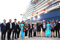 Los turistas quedan impresionados por la cálida bienvenida de la provincia de Quang Ninh con motivo del Año Nuevo. Foto: baoquangninh.vn