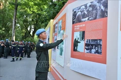 Un soldados vietnamita visita el Sitio de la Reliquia del Presidente Ho Chi Minh. (Foto: VNA)