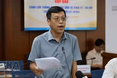 Nguyen Hoang Anh, subdirector de la División de Política General del Departamento de Finanzas municipal, interviene en la rueda de prensa. (Foto: VNA)