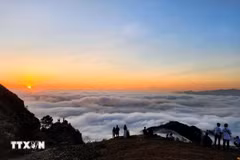 La meseta de Dong Cao, ubicada en la comuna de Van Son, provincia de Bac Ninh, se llena de visitantes que llegan para cazar nubes (Fuente: VNA)