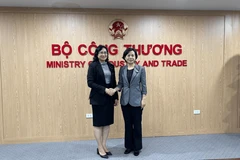 La viceministra de Industria y Comercio de Vietnam, Phan Thi Thang, se reúne con Zhang Min, vicegobernadora de la provincia china de Henan (Fuente: VNA)
