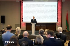 El viceprimer ministro bielorruso, Anatoly Aleksandrovich Sivak, habla en el acto conmemorativo (Foto: Embajada de Vietnam en Bielorrusia)