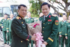 El jefe del Departamento de Educación Política del Ejército Popular de Vietnam (EPV), teniente general Nguyen Van Duc su similar del Ejército Popular de Laos, el mayor general Keosouvanh Phangphilavong (Fuente: VNA)