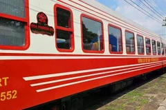El tren de lujo, adornado con el característico rojo de la flor icónica de Hai Phong, operará la ruta Hanói-Hai Phong. (Foto: VietnamPlus)