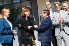 El primer ministro Pham Minh Chinh (segundo desde la derecha) visita el Instituto Karolinska. (Foto: VNA)