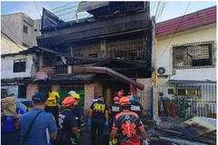 Al menos ocho personas murieron a causa de un incendio ocurrido hoy en una casa de alquiler de tres pisos en Barangay San Isidro Galas, ciudad de Quezón, Filipinas ((Foto: newsinfo.inquirer.net)