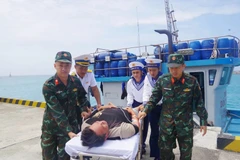 El Centro Médico de la isla Truong Sa, ubicada en la provincia sureña vietnamita de Khanh Hoa, atendió a Pham Van Trinh, capitán de un barco pesquero local, quien sufrió un accidente cerebrovascular mientras estaba faenando en el mar (Fuente: VNA)