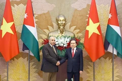 El presidente de la Asamblea Nacional de Vietnam, Tran Thanh Man, y el titular de la Cámara de Representantes de Jordania, Mazen Turki El Qadi (Fuente: VNA)