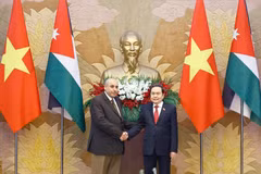 El presidente de la Asamblea Nacional de Vietnam, Tran Thanh Man, y el titular de la Cámara de Representantes de Jordania, Mazen Turki El Qadi (Fuente: VNA)