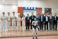 El presidente del Comité Popular de Hanoi, Vu Dai Thang, junto con la delegación, visita el Centro de Investigación y Desarrollo de Samsung Vietnam. (Fuente: VNA)