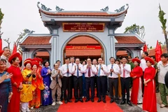 El presidente de la Asamblea Nacional, Tran Thanh Man, y los delegados en el monumento. (Foto: VNA)